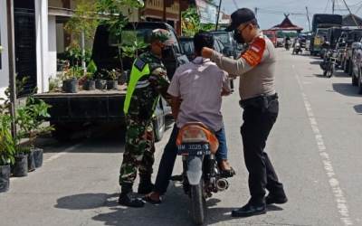 Kapolsek Sungai Apit Bagikan Bansos dan Masker