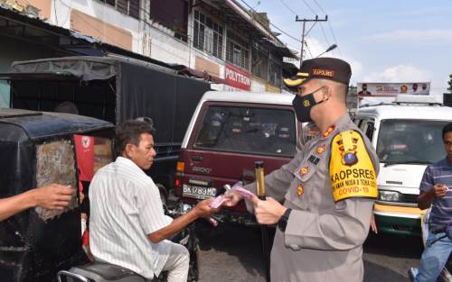 Kapolres Tapanuli Selatan Bagikan Masker di Pasar Sipirok