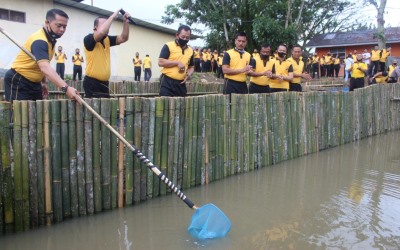 Dukung Ketahanan Pangan, Kapolres Nias Lepaskan Bibit Ikan