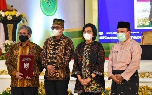 Wabup Husni Serahkan Hibah Tanah ke Menkeu Sri Mulyani