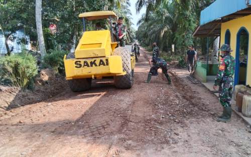 Pemeliharaan Badan Jalan di Desa Tapung Jaya Terus Dikebut