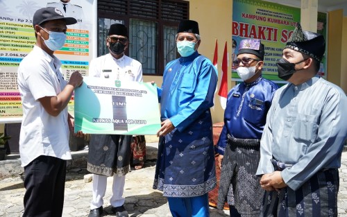 Hadiri Bakti Sosial, Bupati Alfedri Serahkan Sejumlah Bantuan