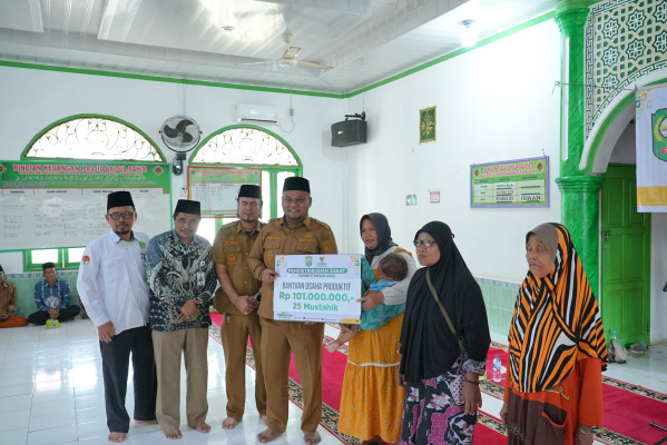 Wabup Siak Syamsurizal Serahkan Zakat Konsumtif