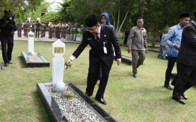 Hari Pahlawan, Pejabat di Bengkalis Ziarahi Makam Pahlawan