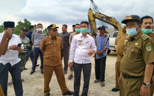 Bupati Rohil Afrizal Sintong Tinjau Tiang Jembatan Pedamaran II