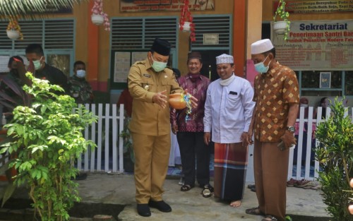 Wabup Husni Resmikan Depot Air Minum Pesantren Modren Fataha