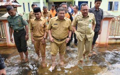 Bupati Tinjau dan Santuni Korban Banjir Teluk Latak