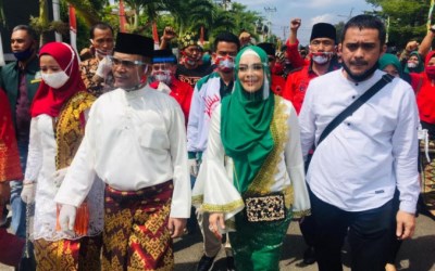 Kompang dan Reog Antarkan Kade-Iyeth ke KPU Bengkalis