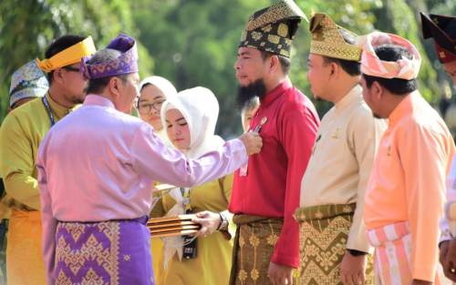 HUT ke-66 Provinsi Riau, Bupati Kasmarni Terima Anugerah Lencana Wira Bangun Desa