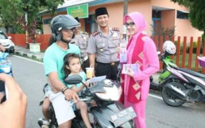 Berbagi di Bulan Ramadhan, Kapolres Inhu Bagi-bagi Takjil