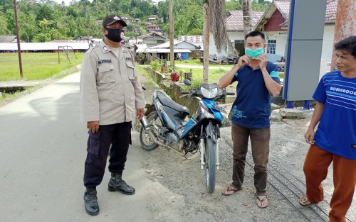 Bhabinkamtibmas Polsek Alasa Bagikan Masker Kepada Warga