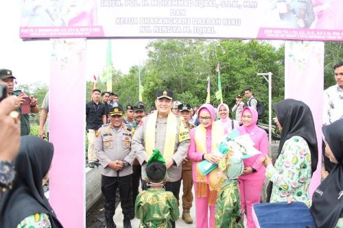 Kapolda Riau Resmikan Pembangunan MCK dan Renovasi Musholla di Meranti