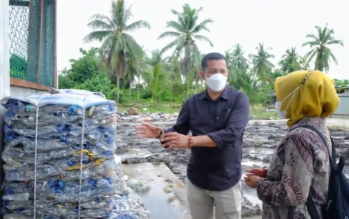 DLH Meranti Sukses Uji Coba Paving Blok Limbah Plastik