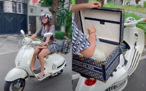 Wanita Belanja ke Tukang Sayur Naik Vespa Dior Rp1,35 M