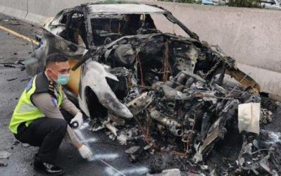 Mobil Terbakar, Wakil Kejaksaan Agung RI Tewas di Tol 