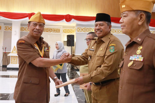 Bupati Siak Alfedri Terima Tanda Bintang Dari Legiun Veteran Republik Indonesia