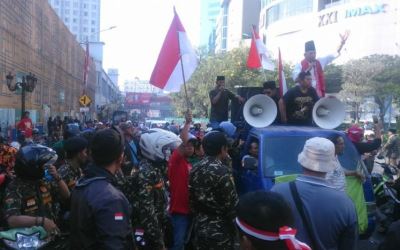 Ahmad Dhani Dihadang Ratusan Massa di Surabaya