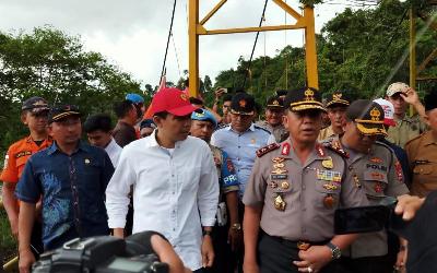 Bupati Gusril Pausi Dampingi Kapolda Tinjau Jembatan Putus