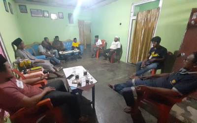 Warga Akelamokao Ancam Akan Palang Kantor Camat