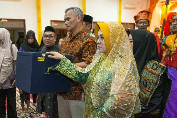 Sambut Mahkota Asli Kerajaan Siak, Bupati Siak Afni Terharu