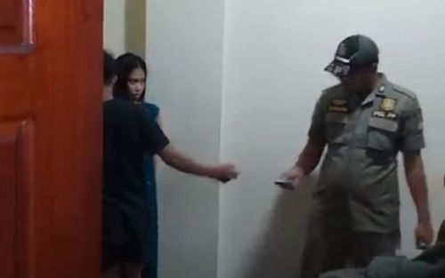 5 Pasangan Mesum Kepergok Satpol PP saat Lepas Baju di Kamar Kafe