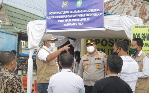 Bupati Siak Bersama Kapolres Bagikan Masker dan Sosialisasi PPKM