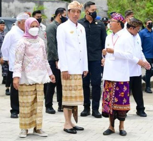 Intip Harga Sepatu Burberry Iriana Saat Dampingi Jokowi ke Bali