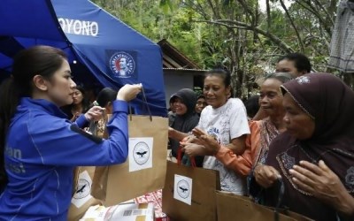 Istri Legislator Sambangi Korban Banjir Pacitan