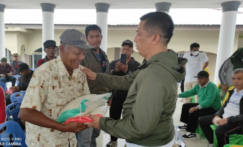 Bupati HM Adil Silaturahmi dengan Buruh Angkut Grobak Pasir