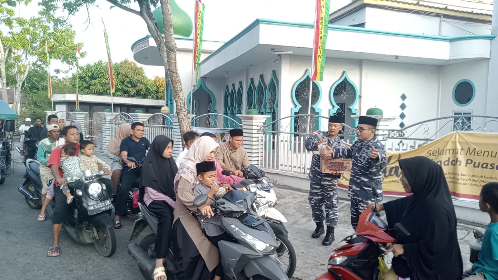 Agenda Tahunan, TNI AL Posal Selatpanjang Bagi Takjil Ke Masyarakat