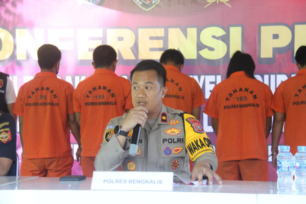 Polres dan BC Bengkalis Musnahkan Ribuan Karung Bawang Merah dan Ban Seken