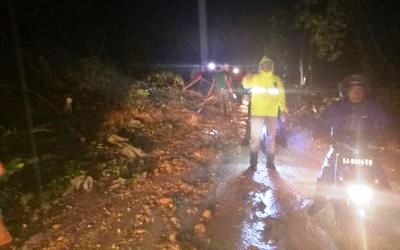 Jalan Lintas Riau Sumbar Longsor Akibat Hujan Deras