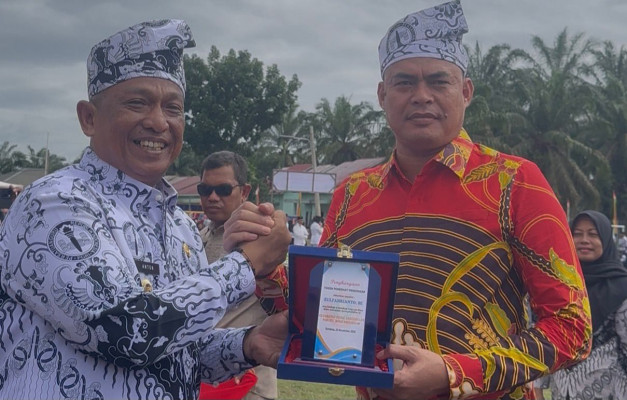 Sumbangkan 4 Ha Lahan Hingga Bangun Sekolah, Kades Sontang Raih Penghargaan dari Bupati