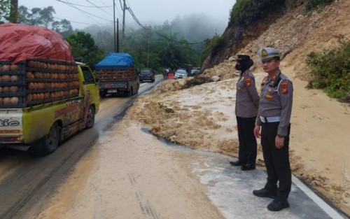 2 Titik Jalan Lintas Riau-Sumbar Tertimbun Longsor Akibat Hujan