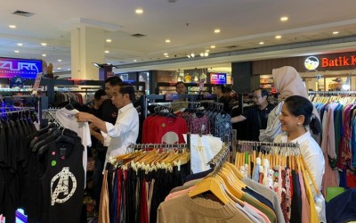 Jokowi dan Iriana Belanja Baju dan Stoples di Mal