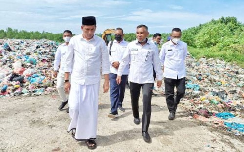 Bupati Meranti Rogoh Kocek untuk Selamatkan Rumah Warga