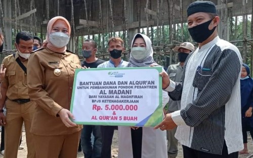 Bupati Rezita Meylani Yopi Serahkan Bantuan ke Ponpes Al Madani