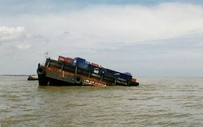 Dihantam Gelombang, Tongkang Tenggelam di Perairan Rupat