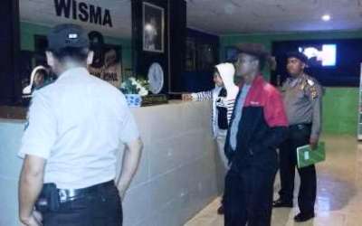 Pasangan Mahasiswa Mesum Ditangkap Polisi di Wisma