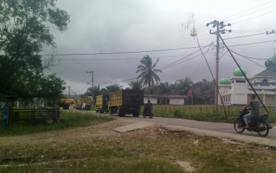 Jalan Menuju Candi Muara Takus Hancur Akibat Dump Truk Galian C