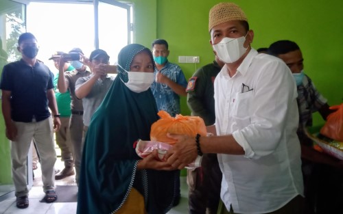 Bupati HM Adil Bawa Sembako Lihat Warga Kebanjiran