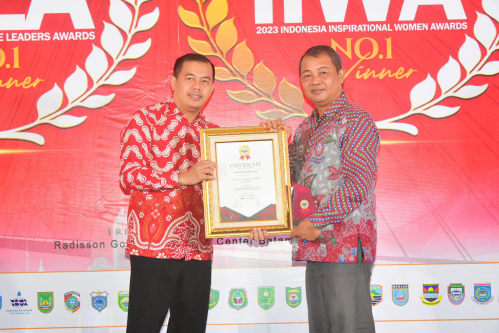 Bupati Bengkalis Terima Penghargaan Indonesia Inspirational Women Award 2023