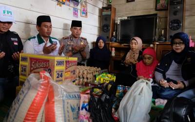 Tim Jum'at Barokah Menyebrangi Sungai Siak Bantu Malizon