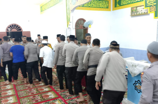 Ops Tertib Ramadhan : Polres Meranti Laksanakan Sholat Tarawih di Selatpabjang