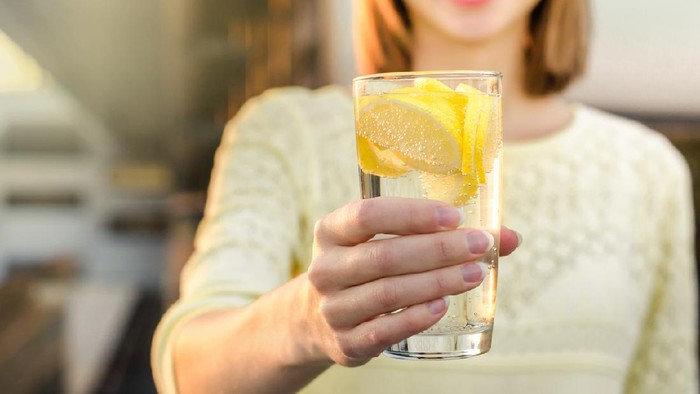Tren Minum Air Lemon Setiap Hari Supaya Sehat, Ini Kata Pakar