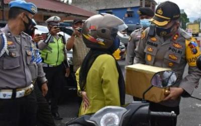 Kapolres Tapsel Bagikan Sembako dan Masker 