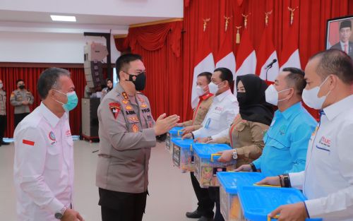 Kapolda Riau Serahkan Bantuan Kapolri untuk Buruh