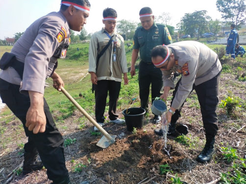 Polsek Minas Ikut Lestarikan Negeri dengan Penghijauan Sejak Dini