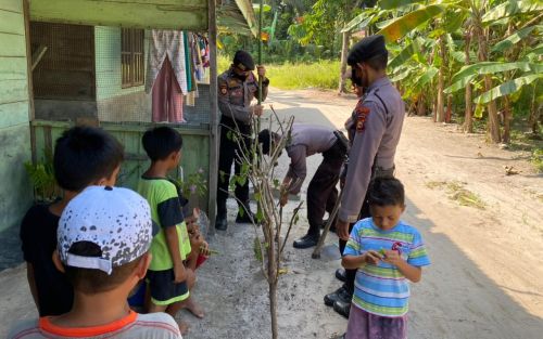 Semarak Hari Kemerdekaan, Polres Siak Bagikan Bendera Merah Putih