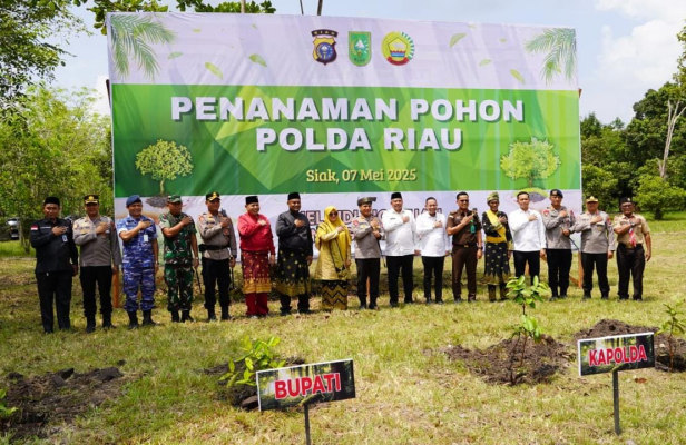Kapolres Siak Dampingi Kapolda Riau Tanam Pohon di Bumi Perkemahan Pramuka